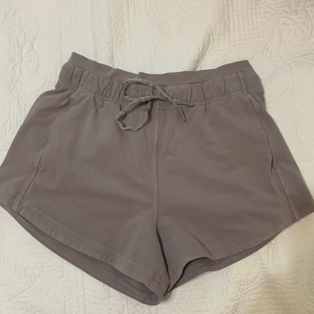 Lululemon inner glow short 3”
